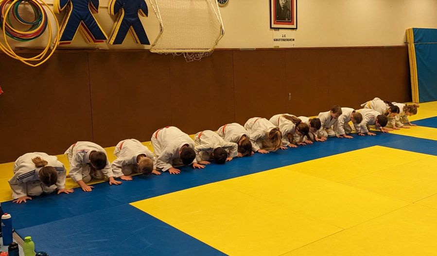 Début d'un cours de judo à Krautergersheim - Le salut